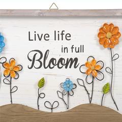 زينة حائط خشبية مع زهور من ليفينج سبيس