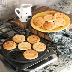 Nordic Ware Round Smiley Face Pancake Pan (26.7 x 44.5 x 5.7 cm)