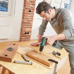 مثقاب مطرقي 18 شامل عالمي لاسلكي بوش (18 فولت) + طقم لقم ثقب ومفك براغي كلاسيكي إكس لاين