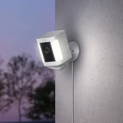كاميرا مراقبة بقابس رينج سبوتلايت بلس (أبيض)