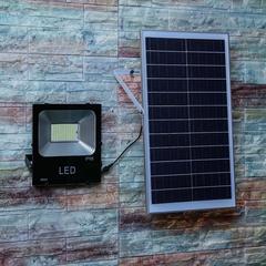 مصباح إضاءة LED يعمل بالطاقة الشمسية من ميلانو (3000 لومن ، 100 واط)