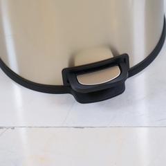 سلة مهملات ستانلس ستيل بغطاء فالكون دانوب هوم (8 لتر)